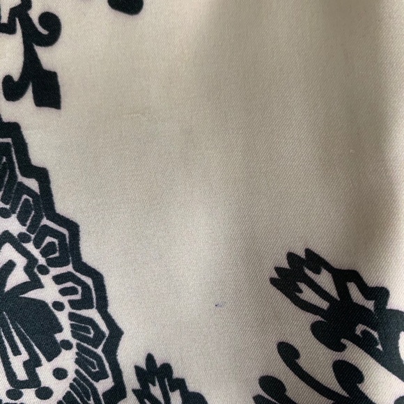 Gorgeous pencil satin/silk skirt with lacey print - Picture 6 of 7